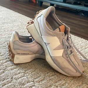 Light purple Women’s New Balance tennis shoes